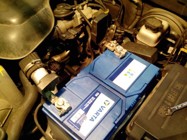 Bornes y cables de la batería limpios