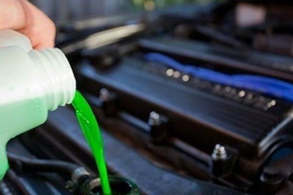 ¿Por qué el agua no sirve para refrigerar el motor?
