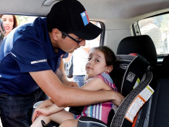 ¿Cómo instalar una silla de niño en el auto?