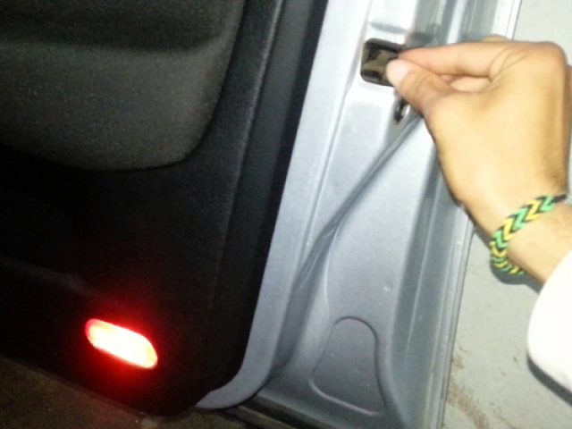 reparar una puerta de auto que no cierra