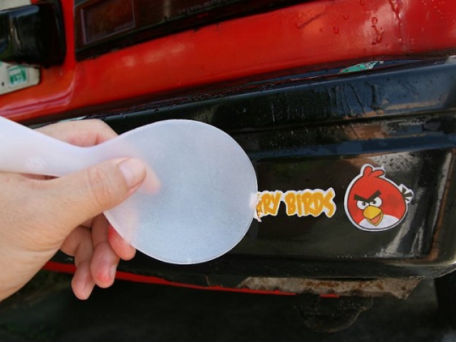 cómo eliminar fácilmente un sticker de tu auto
