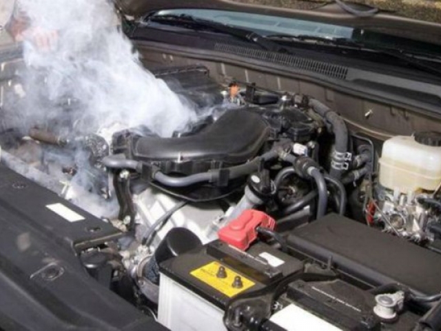 ¿Por qué el agua no sirve para refrigerar el motor?