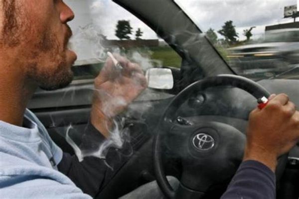 Elimina el olor a humo del auto 