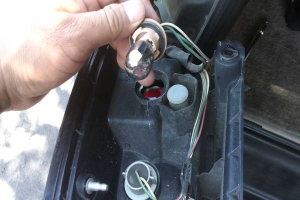Cambia la luz de frenos: Inspecciones y cambie las bombillas de luz 