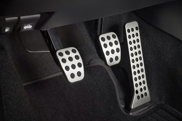 4 indicios de que hay que revisar los frenos: vibraciones del pedal 
