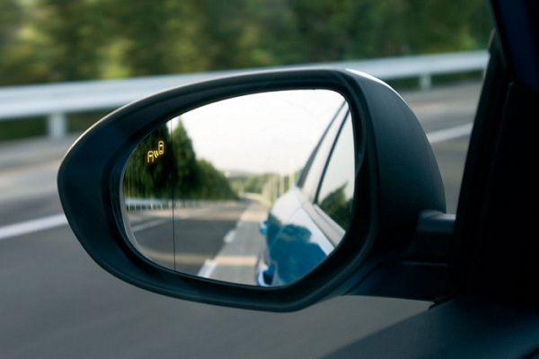 cómo ajustar los espejos del auto de forma apropiada