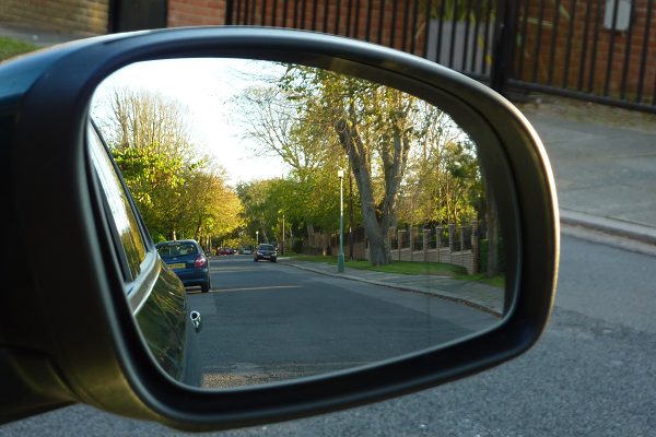 cómo ajustar los espejos del auto de forma apropiada