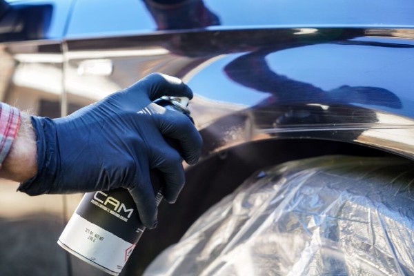 Aplicar pintura en spray quitar las rayaduras del auto