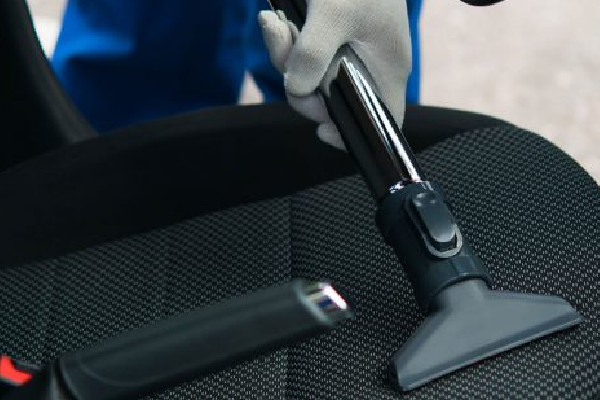 Si deseas, paga para que un servicio profesional aspire el interior de tu coche.