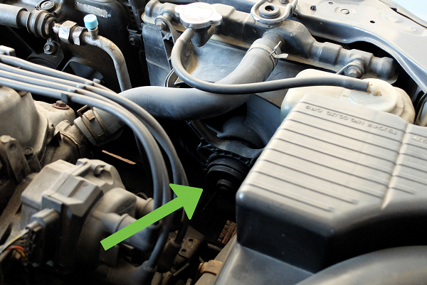 Comprueba que hay suficiente corriente para el ventilador cuando el auto está encendido