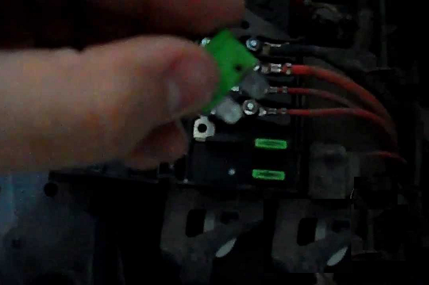 Confirma la continuidad de todos los fusibles hasta el ventilador