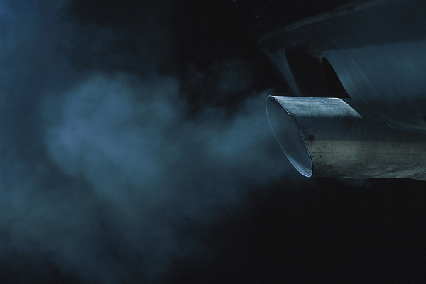 humo del caño de escape