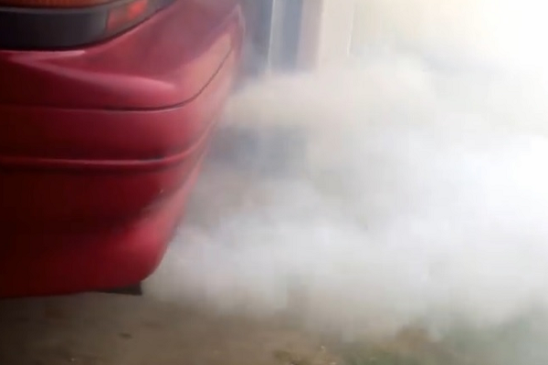 humo del caño de escape