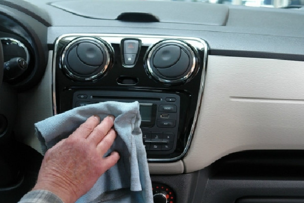 Lo ideal es limpiar el coche a menudo para evitar las hormigas.