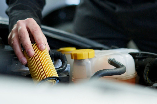 Programa el mantenimiento rutinario de tu coche basándote en las recomendaciones del fabricante.