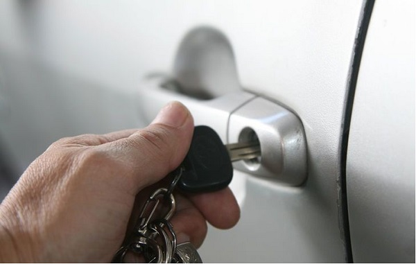 Cómo reparar una puerta de auto que no cierra