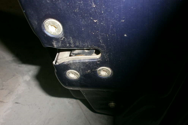 reparar una puerta de auto que no cierra