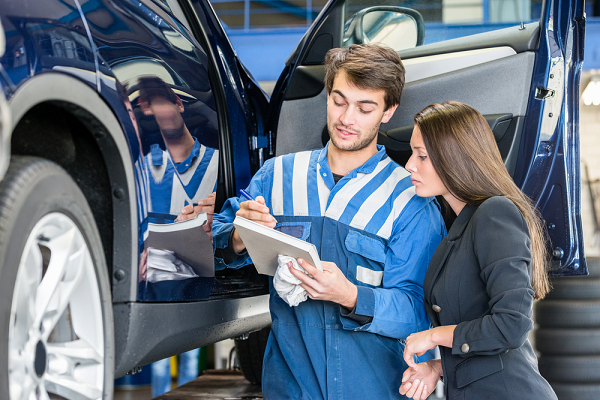 reparar una puerta de auto que no cierra