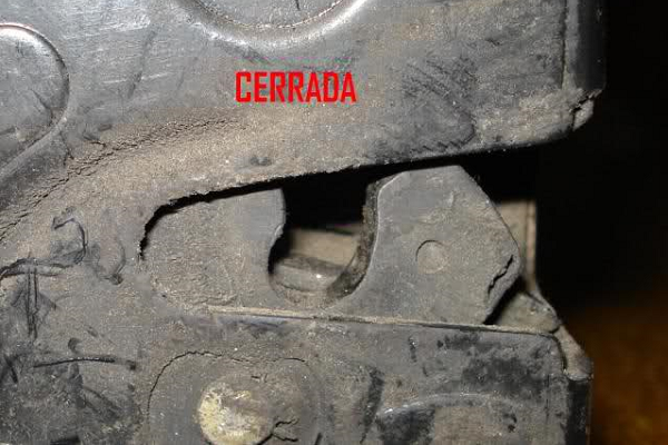 reparar una puerta de auto que no cierra