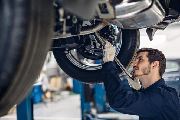 La suspensión de tu coche maximiza la fricción entre los neumáticos y la carretera y proporciona estabilidad a la dirección.