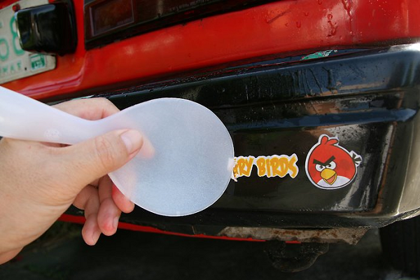 cómo eliminar fácilmente un sticker de tu auto