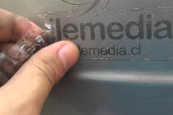 cómo eliminar fácilmente un sticker de tu auto
