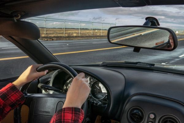 Hombre conduciendo vehículo Volante que vibra