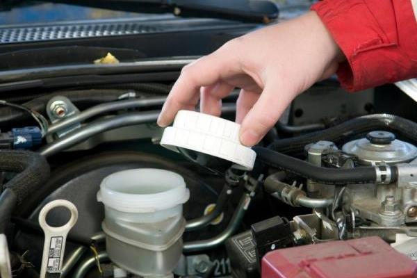 Cómo y por qué cambiar el líquido de frenos de tu auto