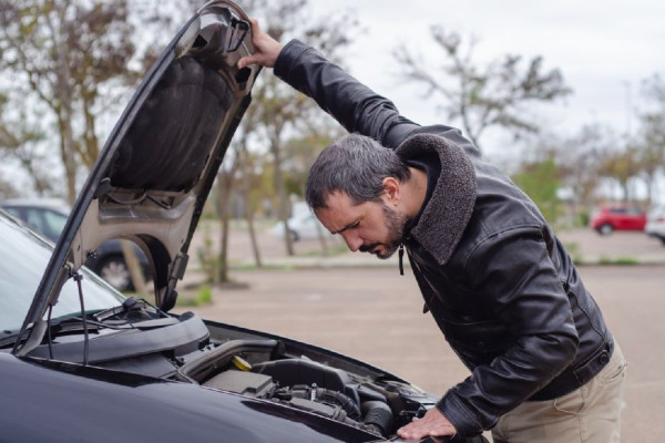El indicador de combustible de tu coche se aproxima a la cantidad de gasolina que queda en el depósito.