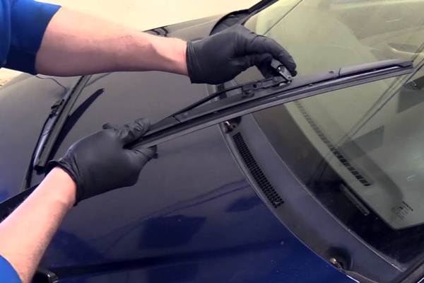 ¿Quieres reemplazar el motor del limpiaparabrisas? Te explicamos cómo