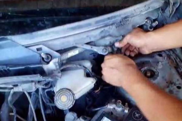 ¿Quieres reemplazar el motor del limpiaparabrisas? Te explicamos cómo